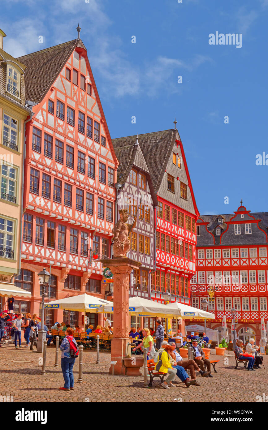 La metà degli edifici con travi di legno sul Römerberg nella città vecchia di Francoforte am Main, Hesse, Germania. Foto Stock