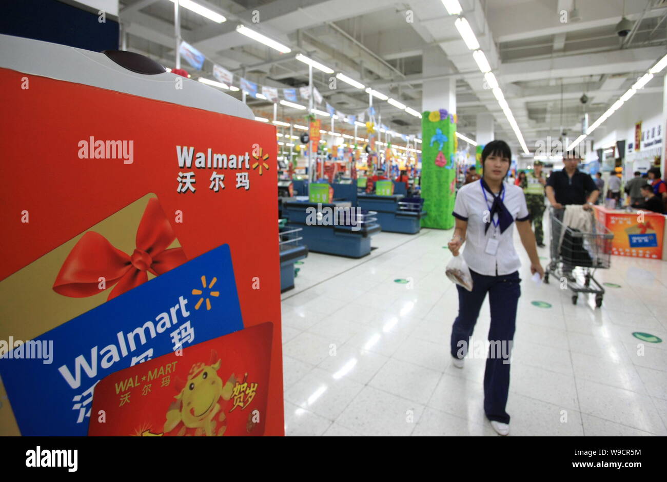 --FILE--i clienti sono visti gli acquisti in un Wal-Mart Supercenter in Cina a Shanghai, 16 ottobre 2009. Wal-Mart Stores incrementali domanda di rock-prezzo inferiore Foto Stock