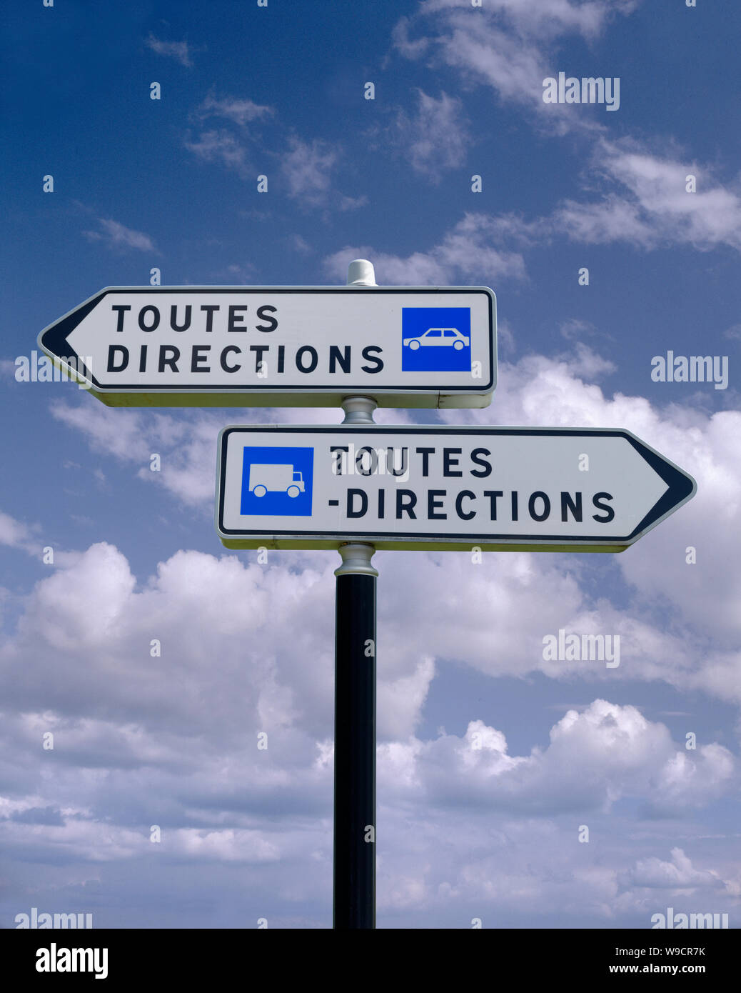 Il francese "Toutes Directions" doppio signpost. Foto Stock