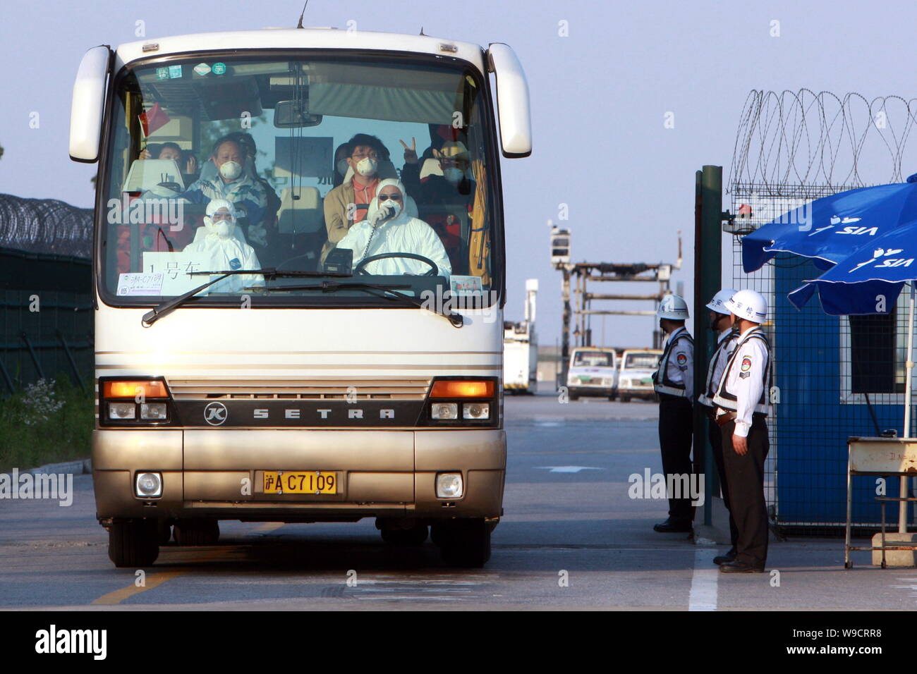 Cinese mascherato passeggeri battenti torna dal Messico sono visti in un bus di lasciare l'Aeroporto Internazionale di Shanghai Pudong per un hotel vicino a essere quaranta Foto Stock