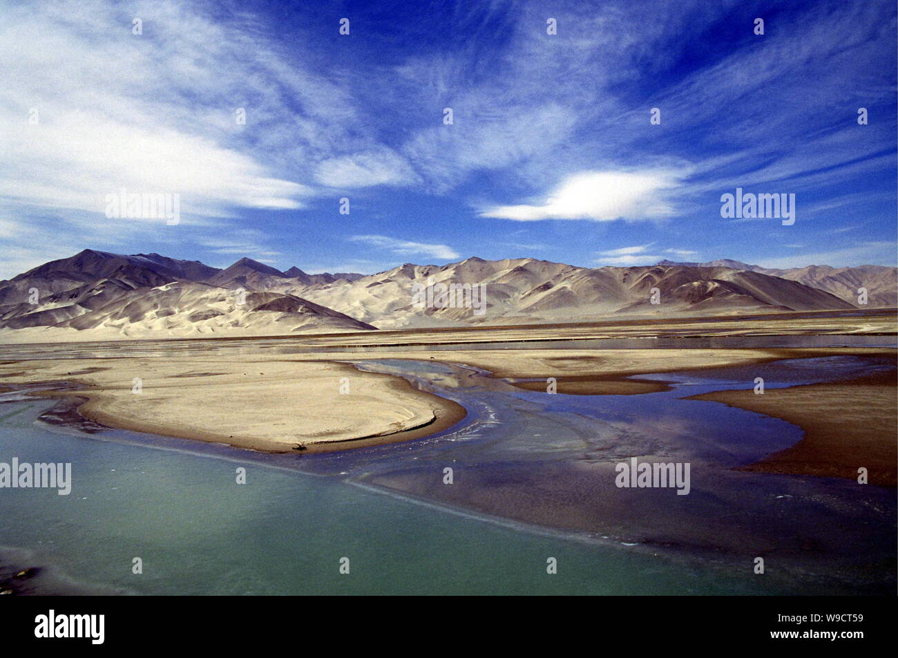 Paesaggio di plateau in Tashkurgan tagiko contea autonoma nel nord-ovest Chinas Xinjiang Uygur Regione autonoma, ottobre 2007. Foto Stock