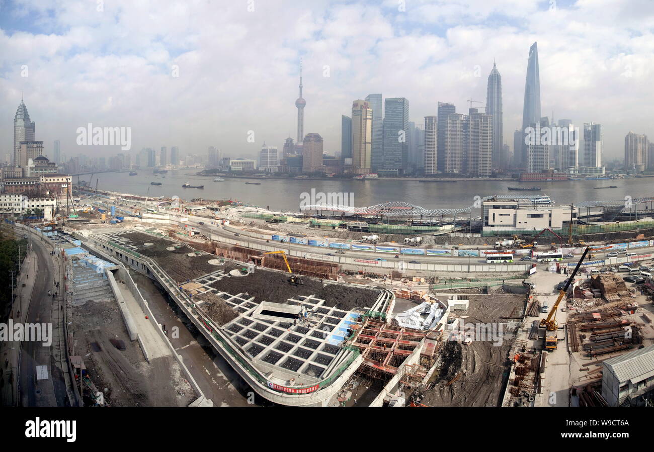Vista del Dock Shiliupu composto e un hub di trasporto nella zona di Bund, come il Quartiere Finanziario di Lujiazui visto sullo sfondo, in Shanghai, Foto Stock