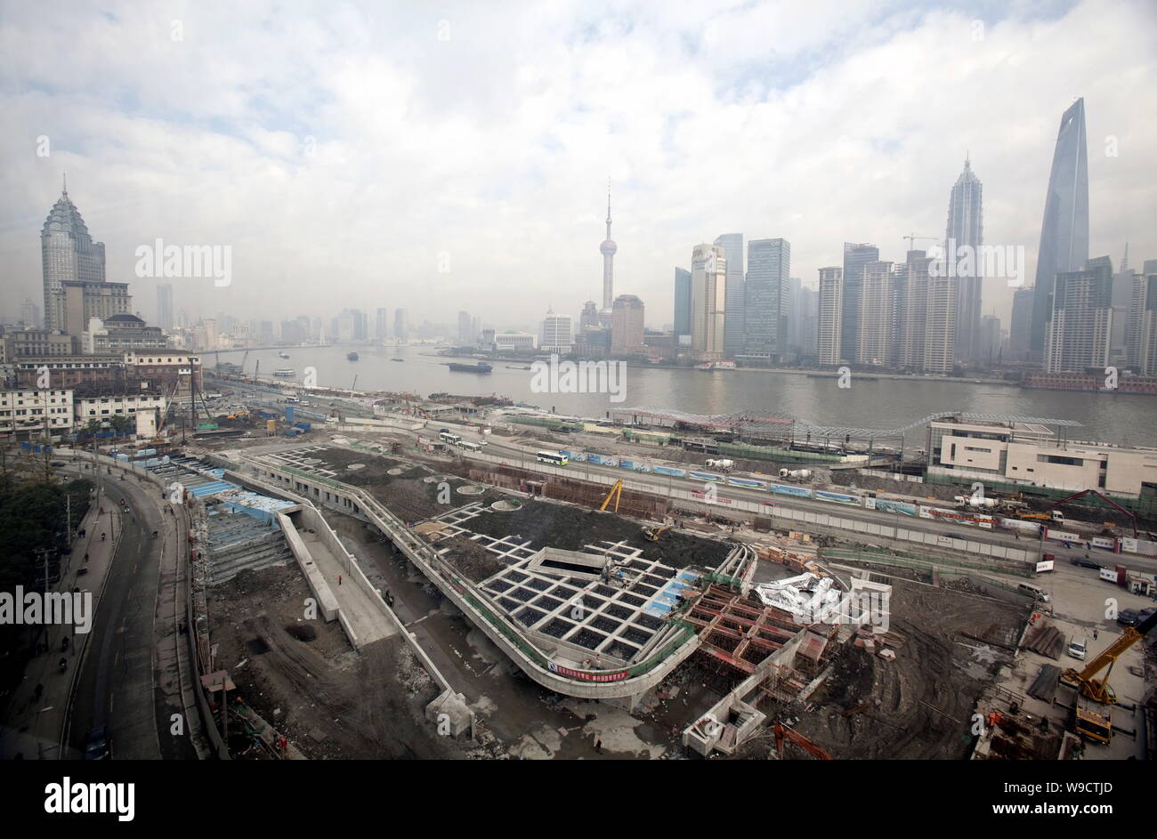 Vista del Dock Shiliupu composto e un hub di trasporto nella zona di Bund, come il Quartiere Finanziario di Lujiazui visto sullo sfondo, in Shanghai, Foto Stock