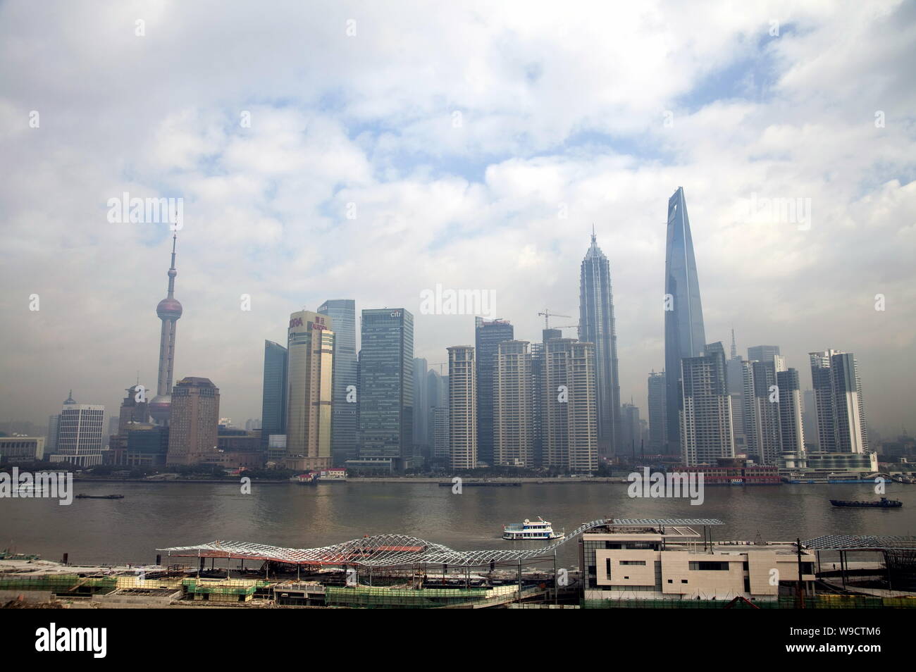 Vista del Dock Shiliupu composto e un hub di trasporto nella zona di Bund, come il Quartiere Finanziario di Lujiazui visto sullo sfondo, in Shanghai, Foto Stock