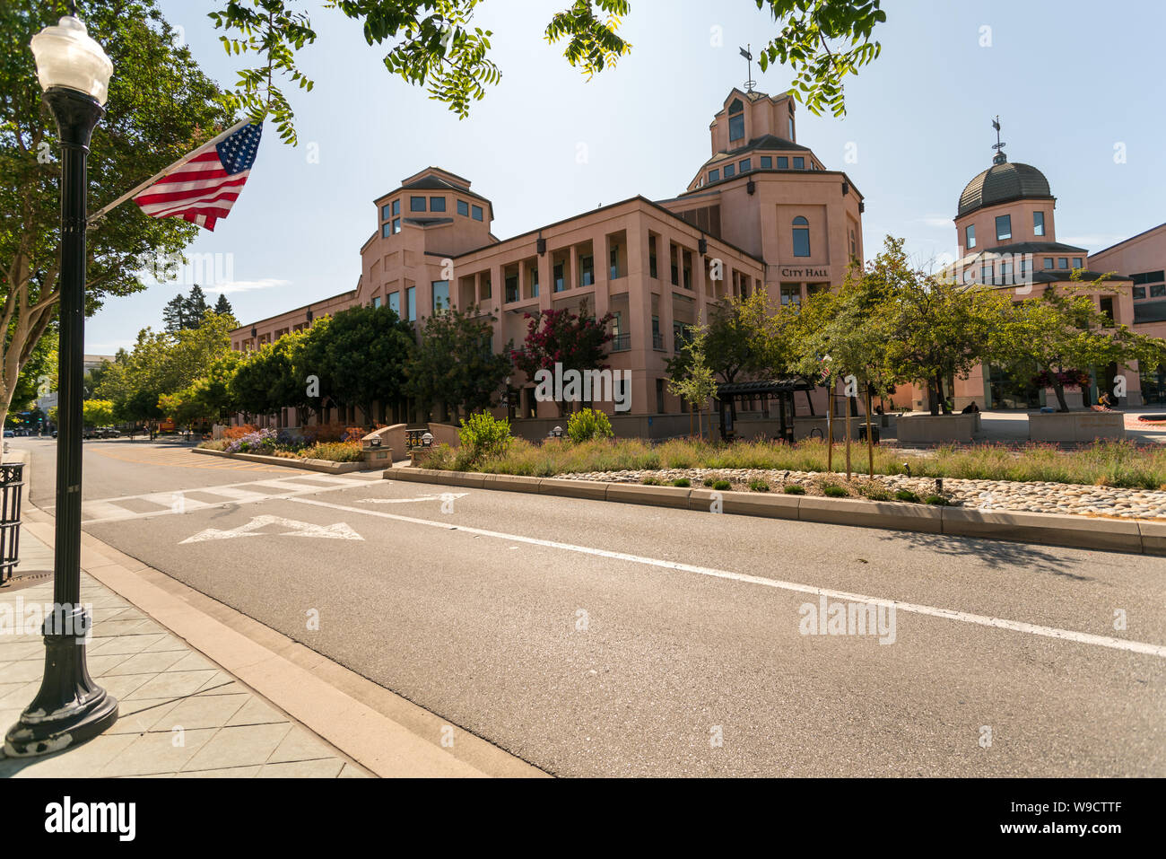 Ampio angolo di visione del Municipio con cieli chiari Foto Stock