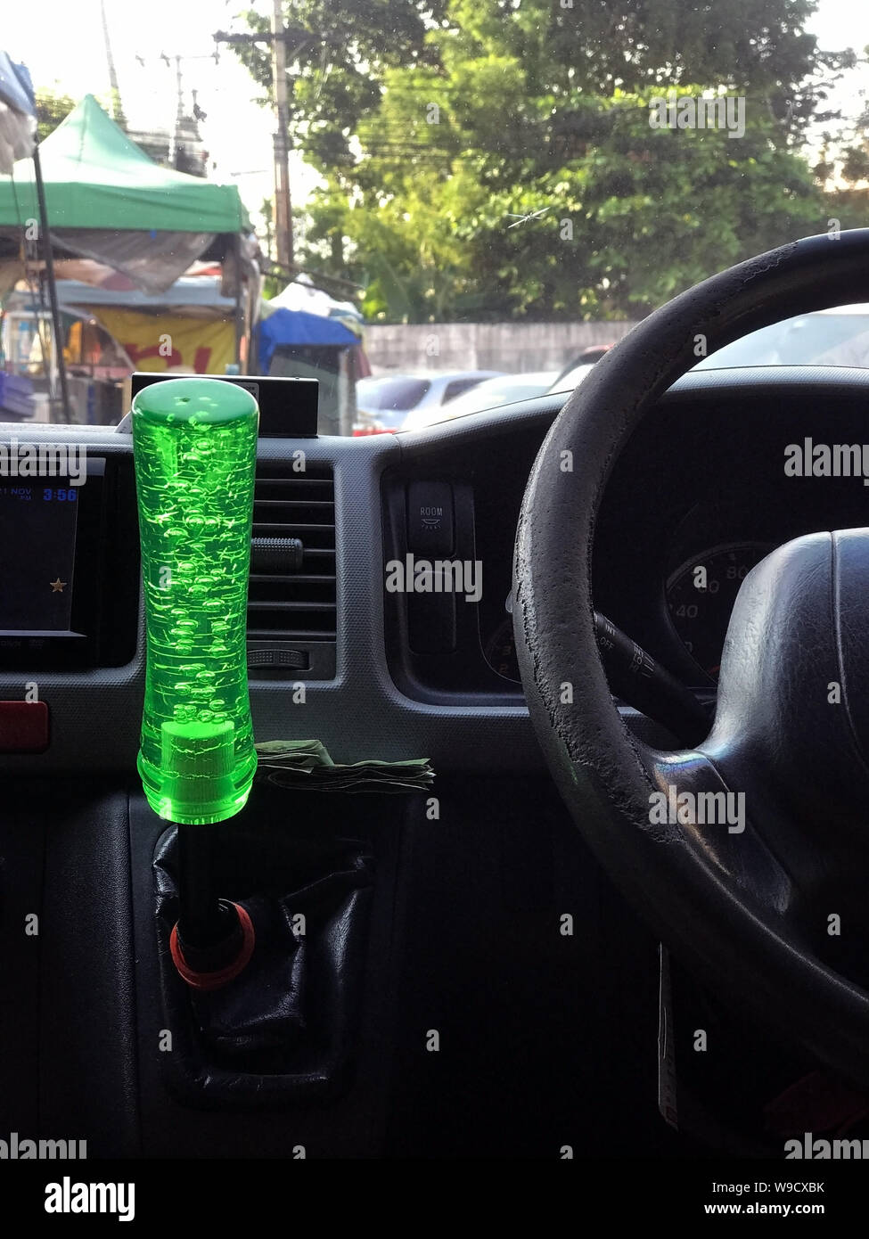 Volante con decorativo di cambio di marcia in un minivan, vicino. Foto Stock