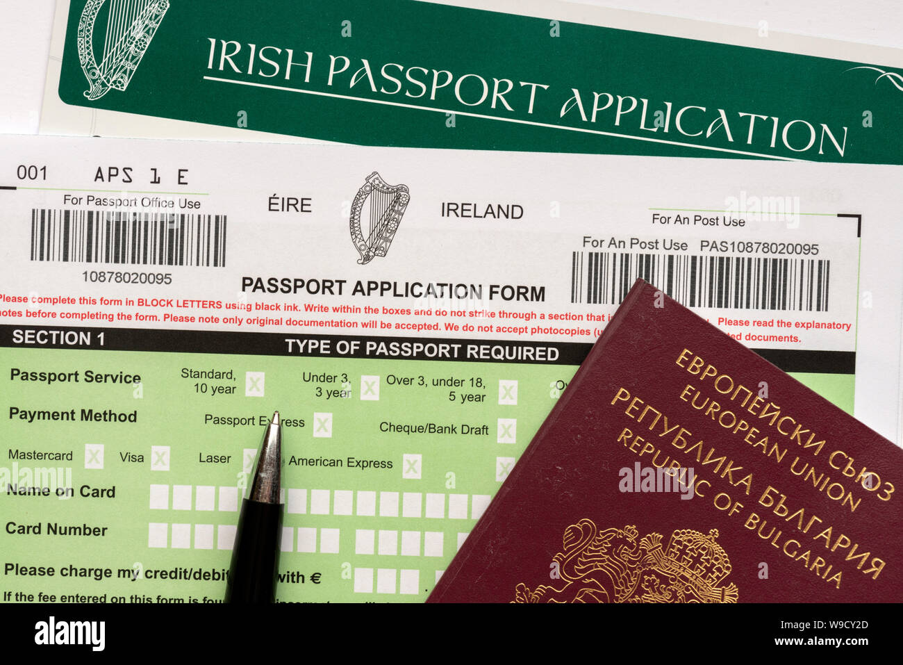 Documentazione del modulo di richiesta del passaporto irlandese e passaporto bulgaro per l'ammissibilità alla doppia cittadinanza dell'Unione europea Foto Stock