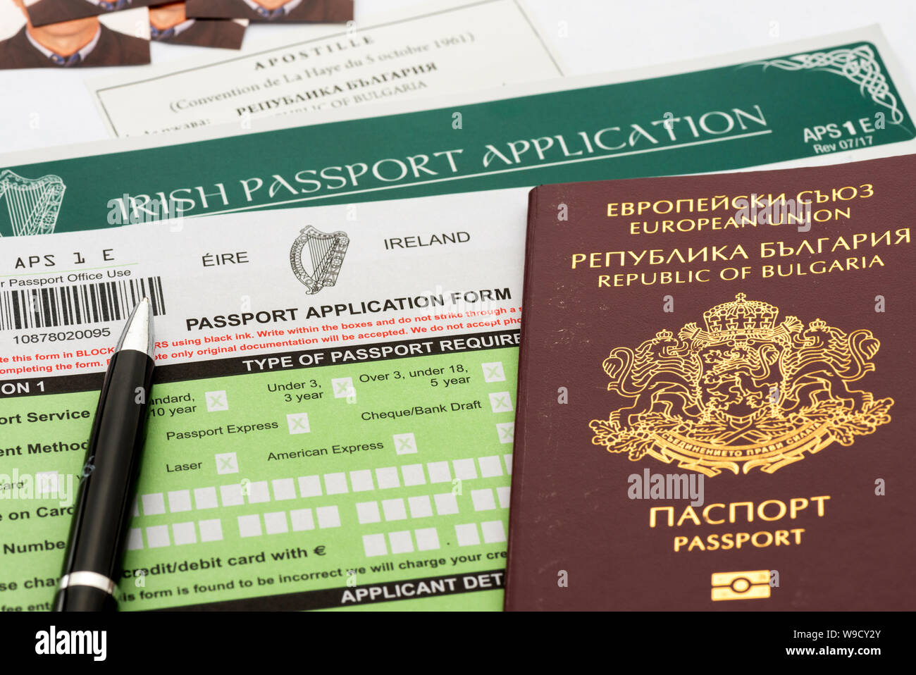 Domanda di passaporto irlandese completo completo di modulo di domanda con foto del certificato di nascita sigillate apostille e passaporto bulgaro originale Foto Stock