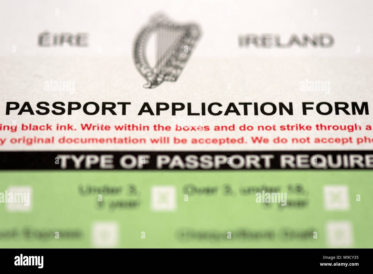 Modulo di richiesta del passaporto irlandese documentazione ravvicinata cittadinanza e nazionalità dell'Unione europea Foto Stock