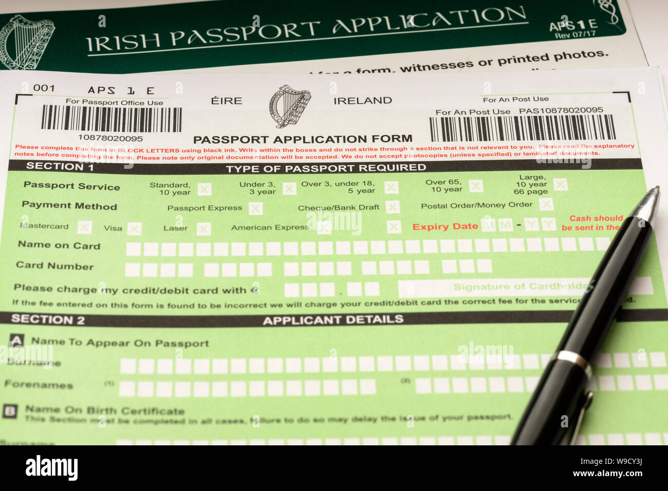 Documento del modulo di domanda di passaporto irlandese cittadinanza europea cittadinanza doppia cittadinanza e concetto di eleggibilità Foto Stock