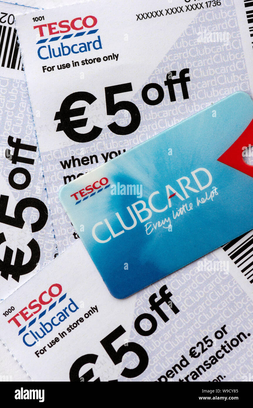 Buoni sconto Tesco Ireland e clubcard fedeltà come concetto di esperienza di shopping Smart Loyalty Scheme Foto Stock