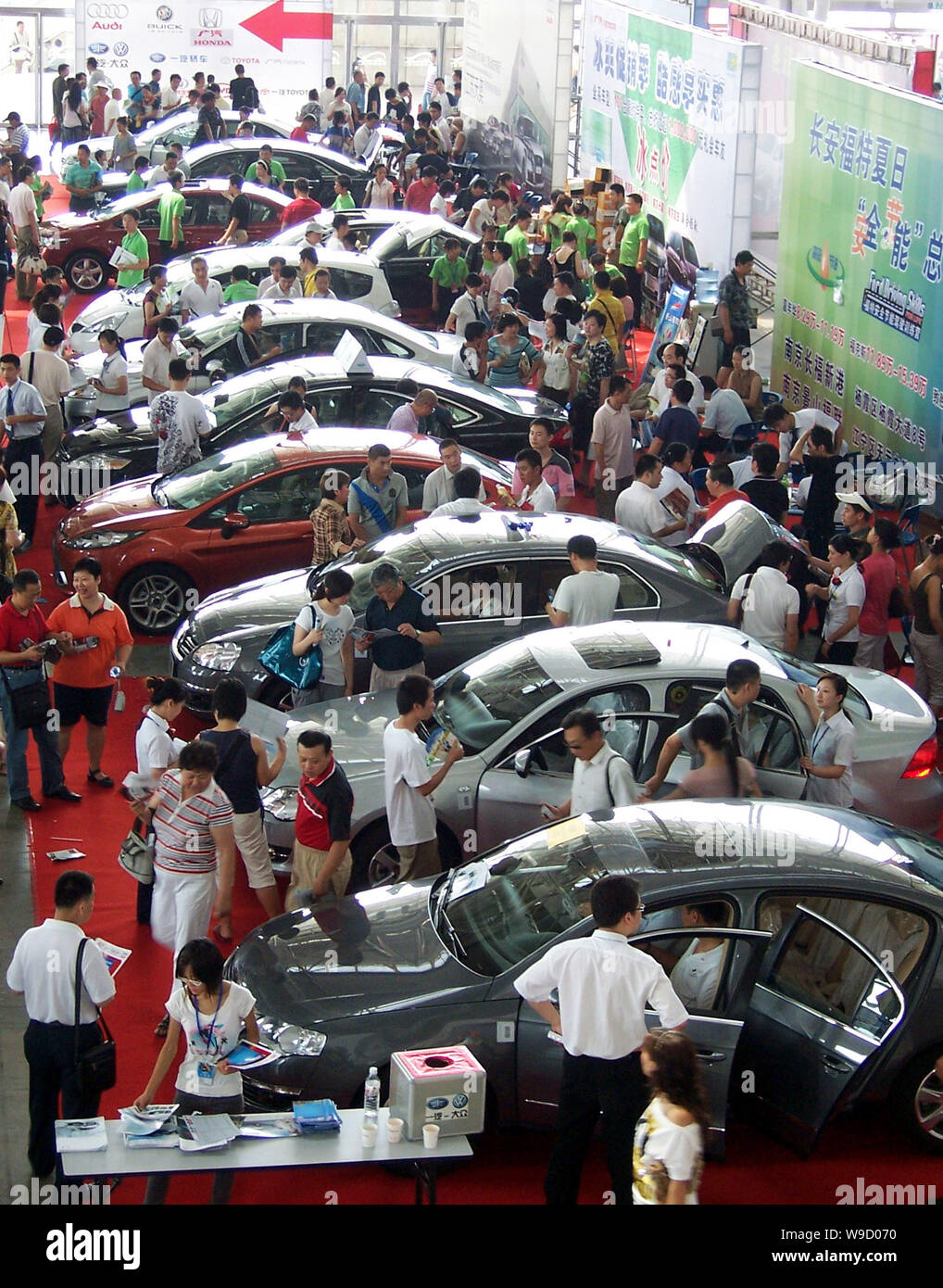 --FILE-- Visitatori folla un auto show di Nanjing East Chinas provincia di Shandong, 28 maggio 2009. Costruttori cinesi dire forte domanda interna sarà off Foto Stock