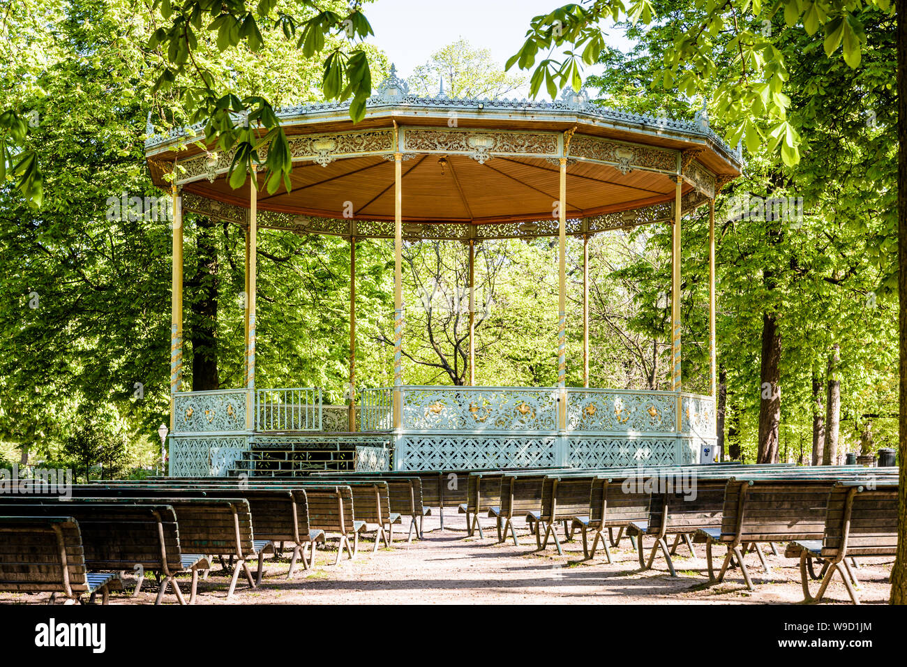 Il dallo stile eclettico bandstand nel Parco di Bruxelles, Belgio, è stato costruito nel 1841 dal famoso architetto belga Jean-Pierre Cluysenaar. Foto Stock