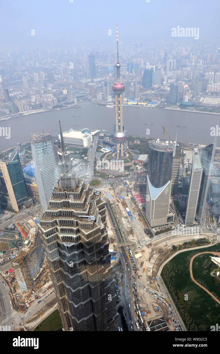 Paesaggio di Puxi, sfondo, il fiume Huangpu e il Quartiere Finanziario di Lujiazui con torre Jinmao, la Oriental Pearl TV Tower e altri grattacieli Foto Stock