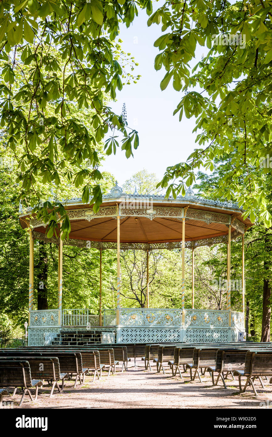 Il dallo stile eclettico bandstand nel Parco di Bruxelles, Belgio, è stato costruito nel 1841 dal famoso architetto belga Jean-Pierre Cluysenaar. Foto Stock
