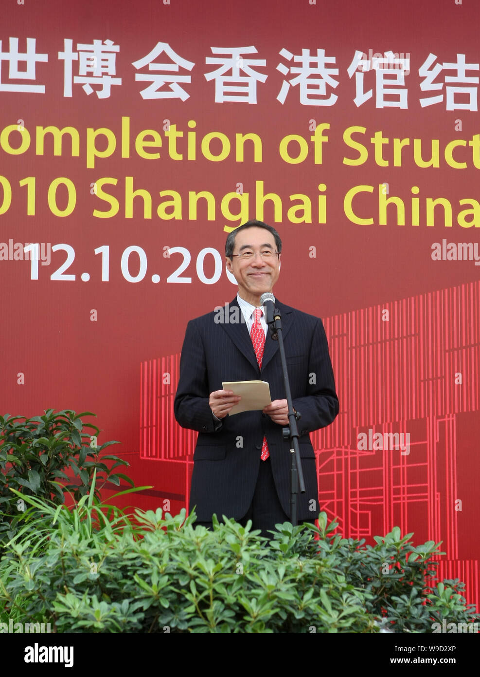 Henry Tang Ying-yen, Segretario generale dell'amministrazione di Hong Kong, parla durante la cerimonia di completamento della struttura costruzione di Hong Kong Foto Stock