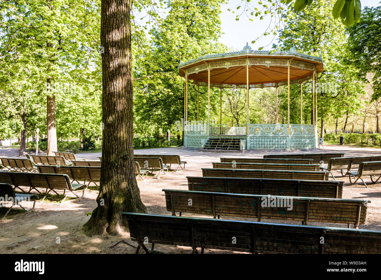 Il dallo stile eclettico bandstand nel Parco di Bruxelles, Belgio, è stato costruito nel 1841 dal famoso architetto belga Jean-Pierre Cluysenaar. Foto Stock