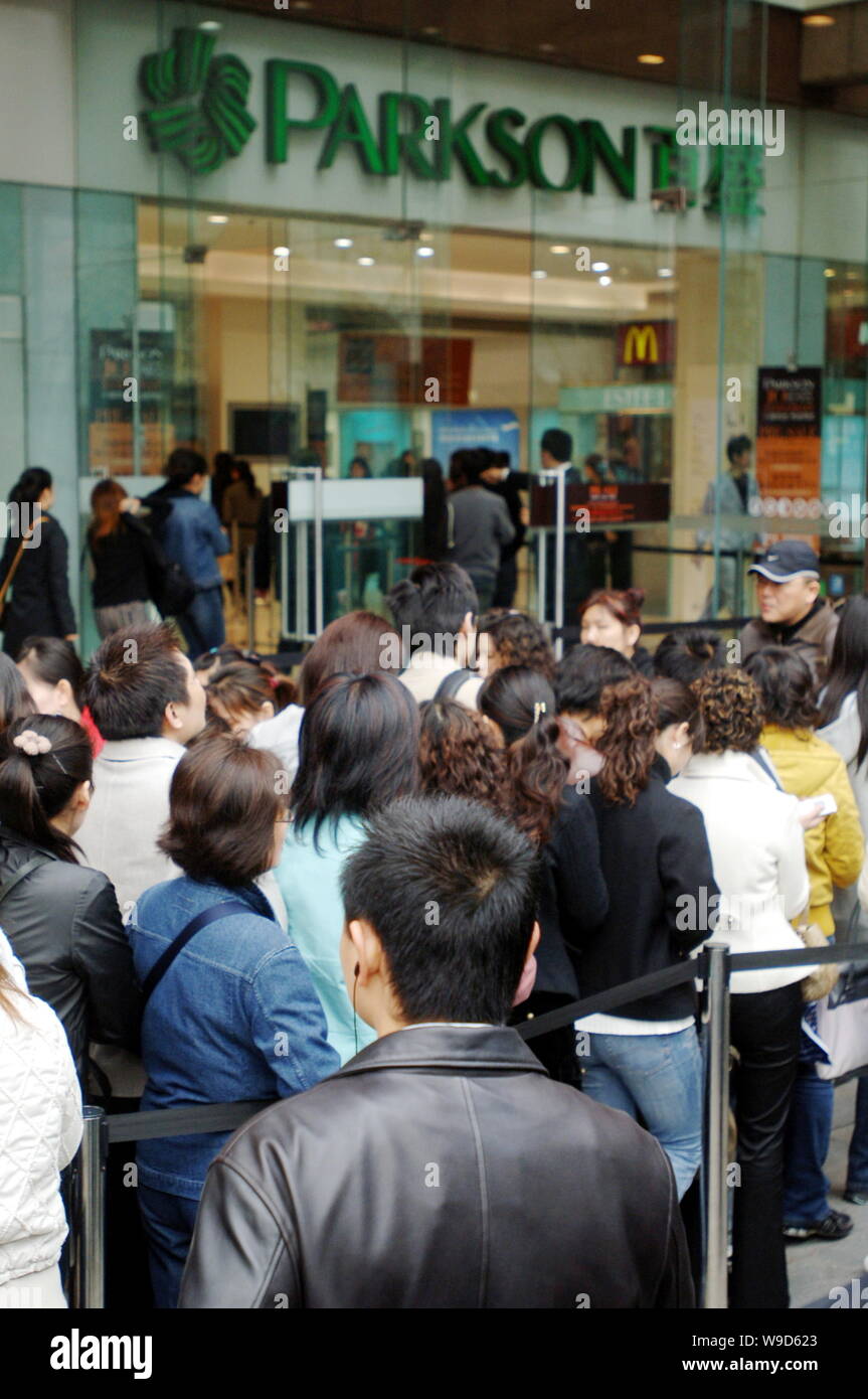 --FILE -- gli acquirenti in coda fino a immettere un Parkson department store in Cina a Shanghai, 5 aprile 2007. Parkson Retail Group ha detto che ha chiuso due negozi che ho Foto Stock