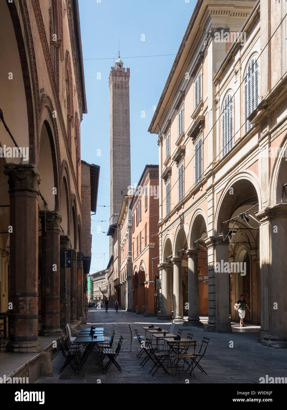 Torre degli Asinelli visto dalla strada Maggiore nel centro di Bologna, Italia Foto Stock