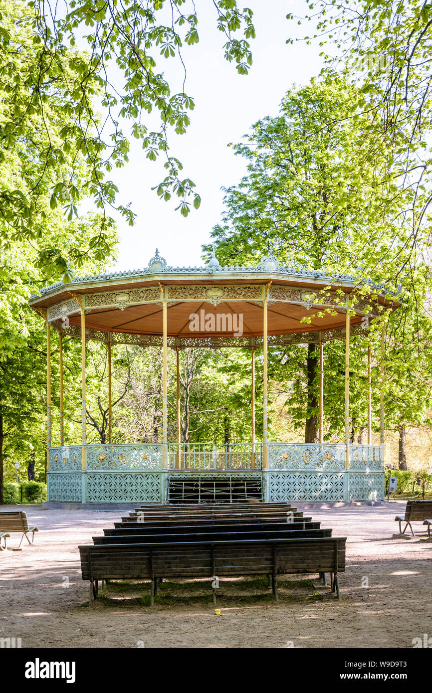 Il dallo stile eclettico bandstand nel Parco di Bruxelles, Belgio, è stato costruito nel 1841 dal famoso architetto belga Jean-Pierre Cluysenaar. Foto Stock