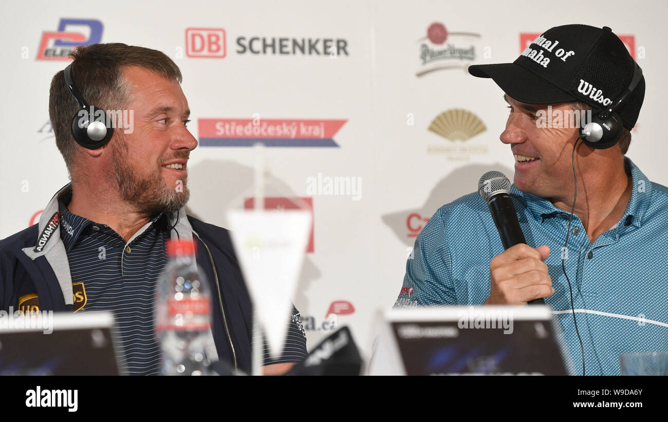 Praga, Repubblica Ceca. 13 Ago, 2019. Da sinistra golf player LEE WESTWOOD della Gran Bretagna e Padraig Harrington di Irlanda parlare durante la conferenza stampa prima D D CECA REALE MASTERS 2019 Torneo di golf del Tour Europeo a Praga, Repubblica ceca, 13 agosto 2019. Credito: Michal Kamaryt/CTK foto/Alamy Live News Foto Stock