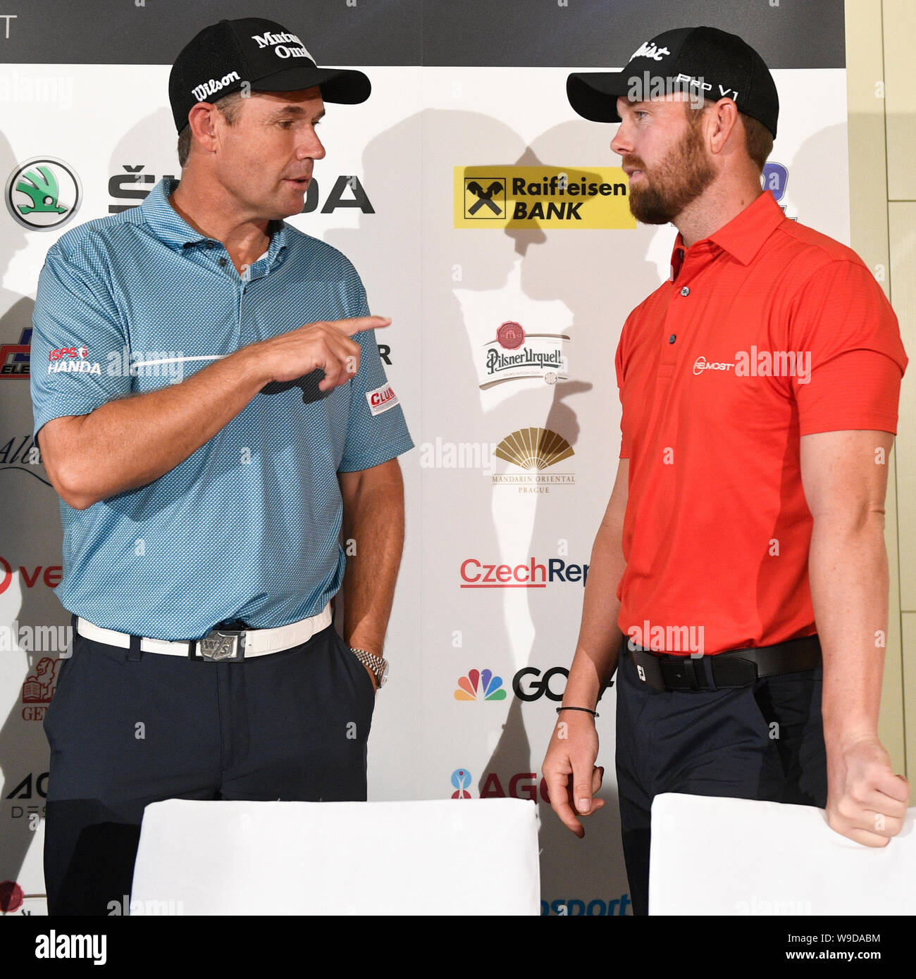 Praga, Repubblica Ceca. 13 Ago, 2019. Da sinistra golf giocatori Padraig Harrington di Irlanda e il ceco Stanislav Matus parlare durante la conferenza stampa prima D D CECA REALE MASTERS 2019 Torneo di golf del Tour Europeo a Praga, Repubblica ceca, 13 agosto 2019. Credito: Michal Kamaryt/CTK foto/Alamy Live News Foto Stock