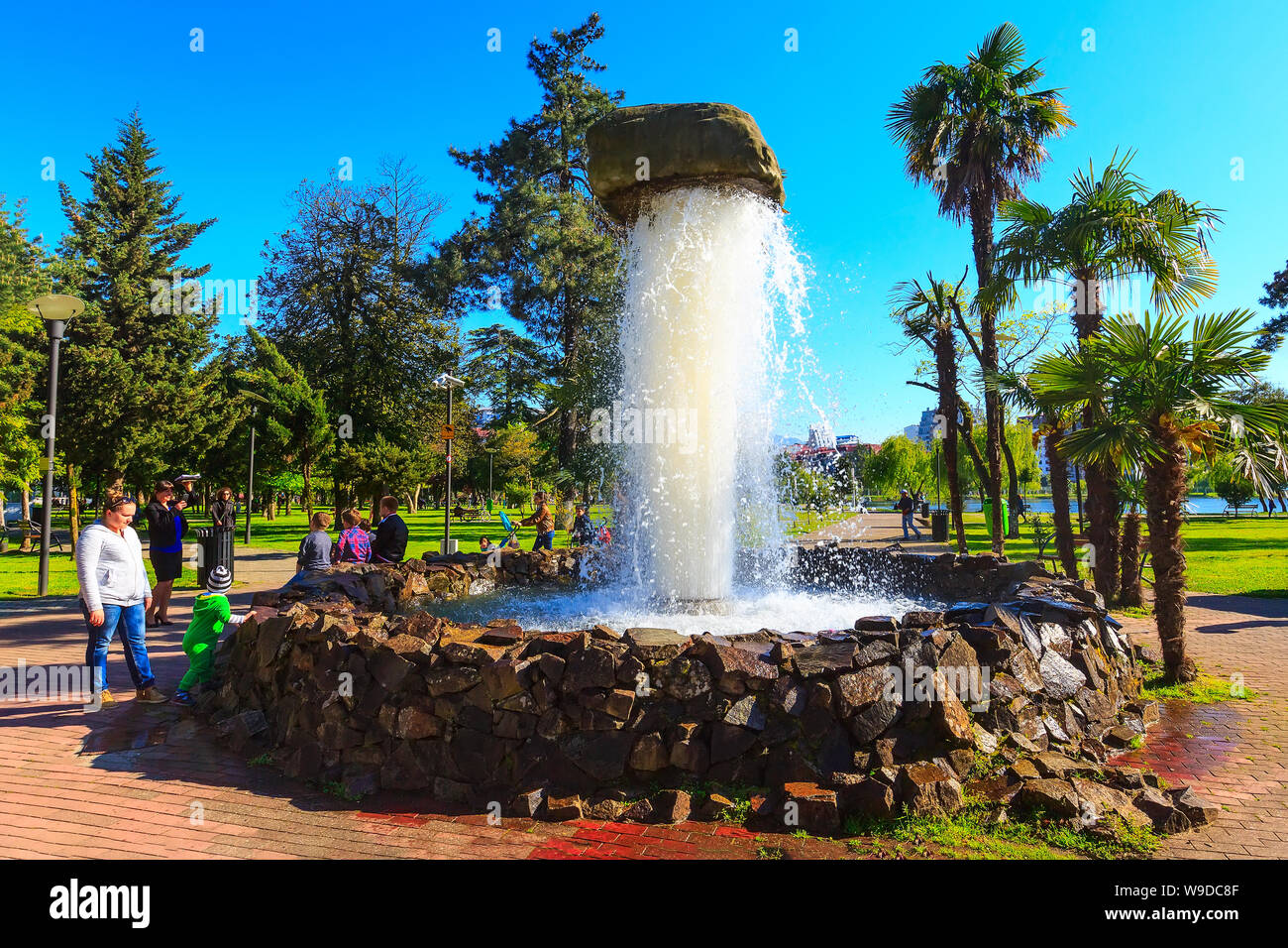 Batumi, Georgia - 30 Aprile 2017: fontana, palme e persone in 6 maggio park Foto Stock
