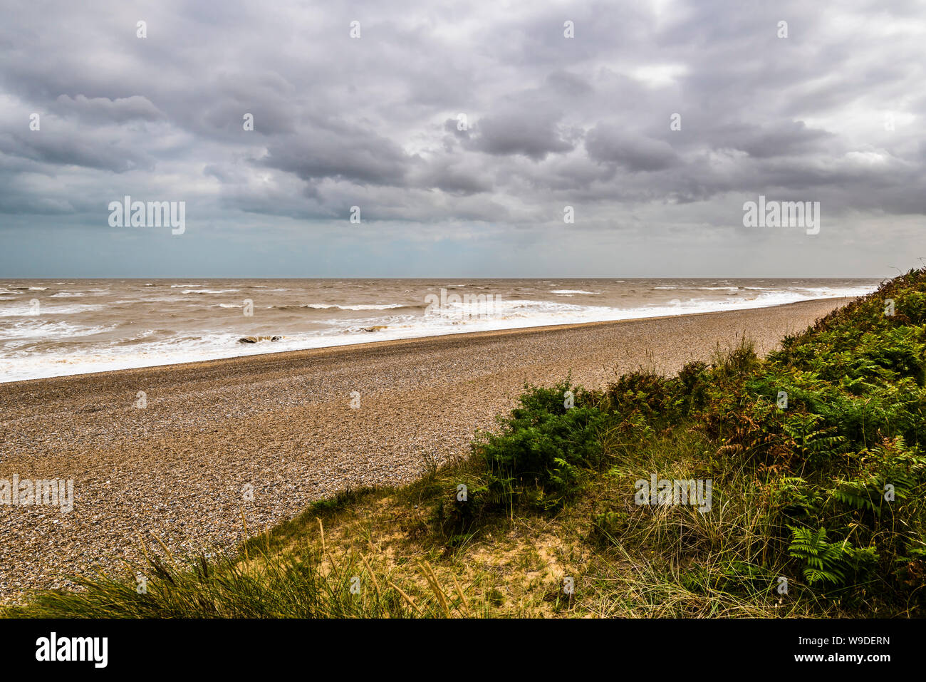 Le dune di sabbia e la tempesta le onde a Thorpeness Beach, Suffolk, Regno Unito Foto Stock