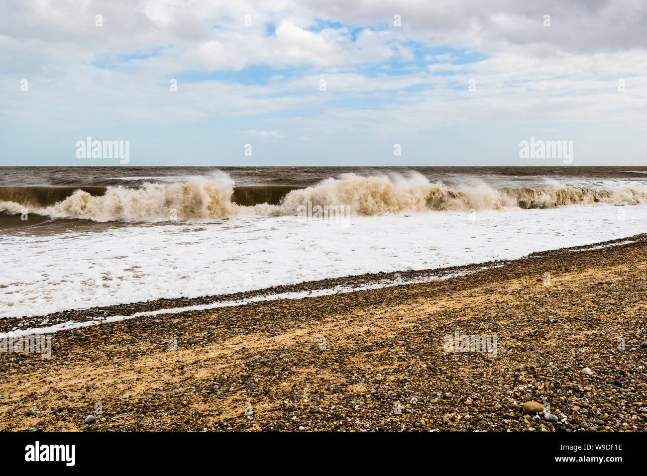 Il mare e la tempesta si infrangono le onde a Thorpeness Beach, Suffolk, Regno Unito Foto Stock