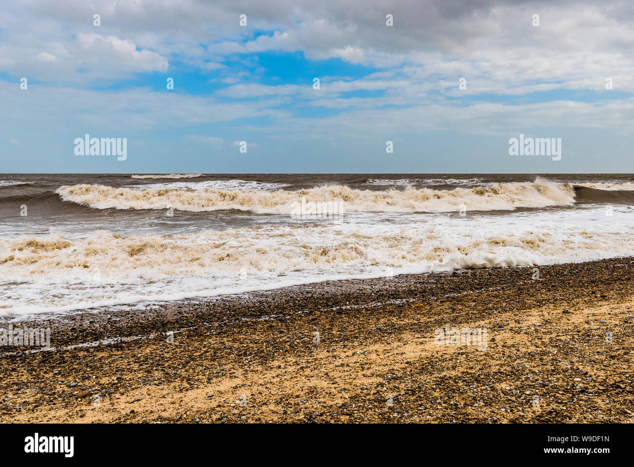 Si infrangono onde tempesta a Thorpeness Beach, Suffolk, Regno Unito Foto Stock