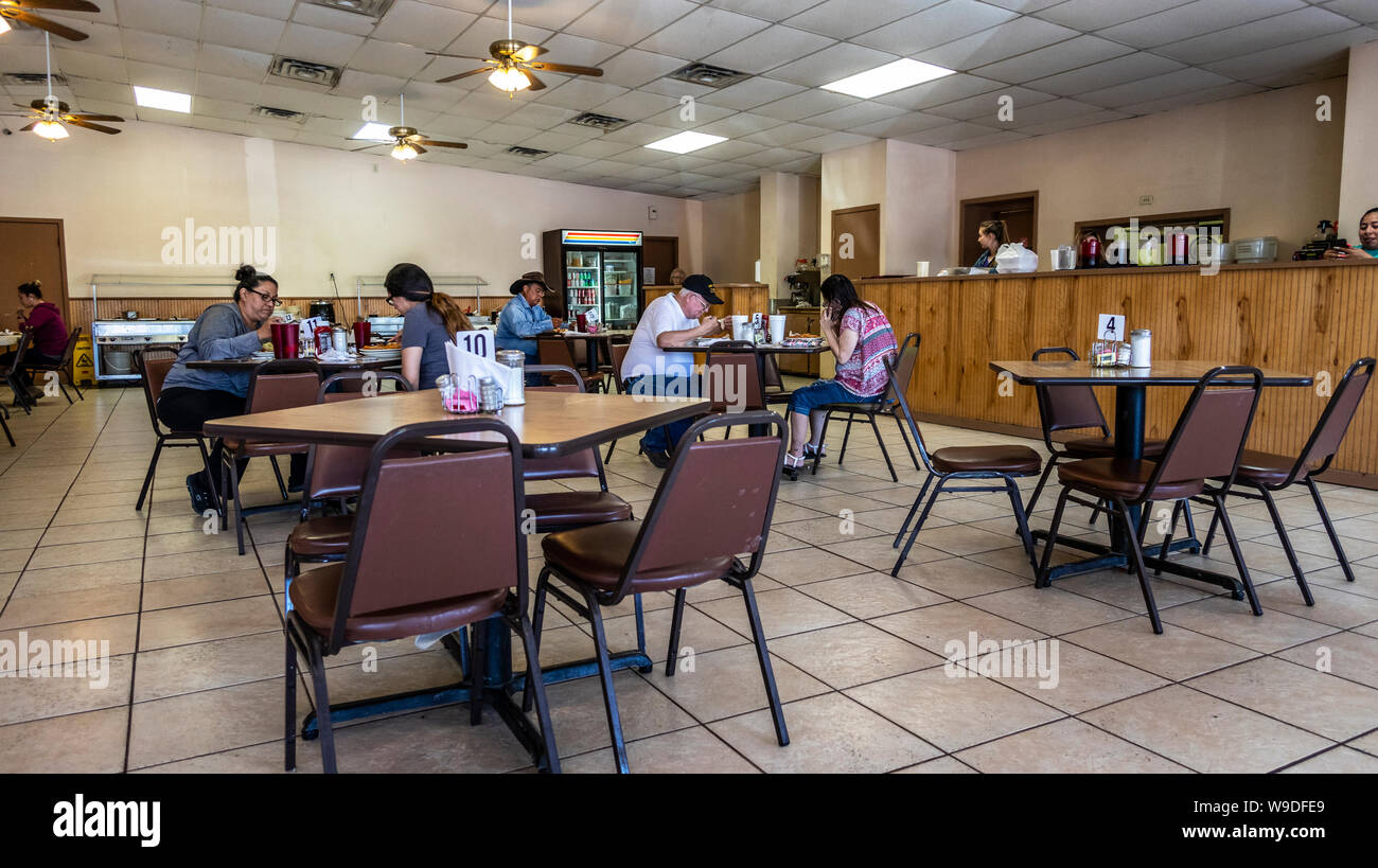 La gente del posto di mangiare al ristorante messicano, Hondo, Texas, Stati Uniti d'America Foto Stock