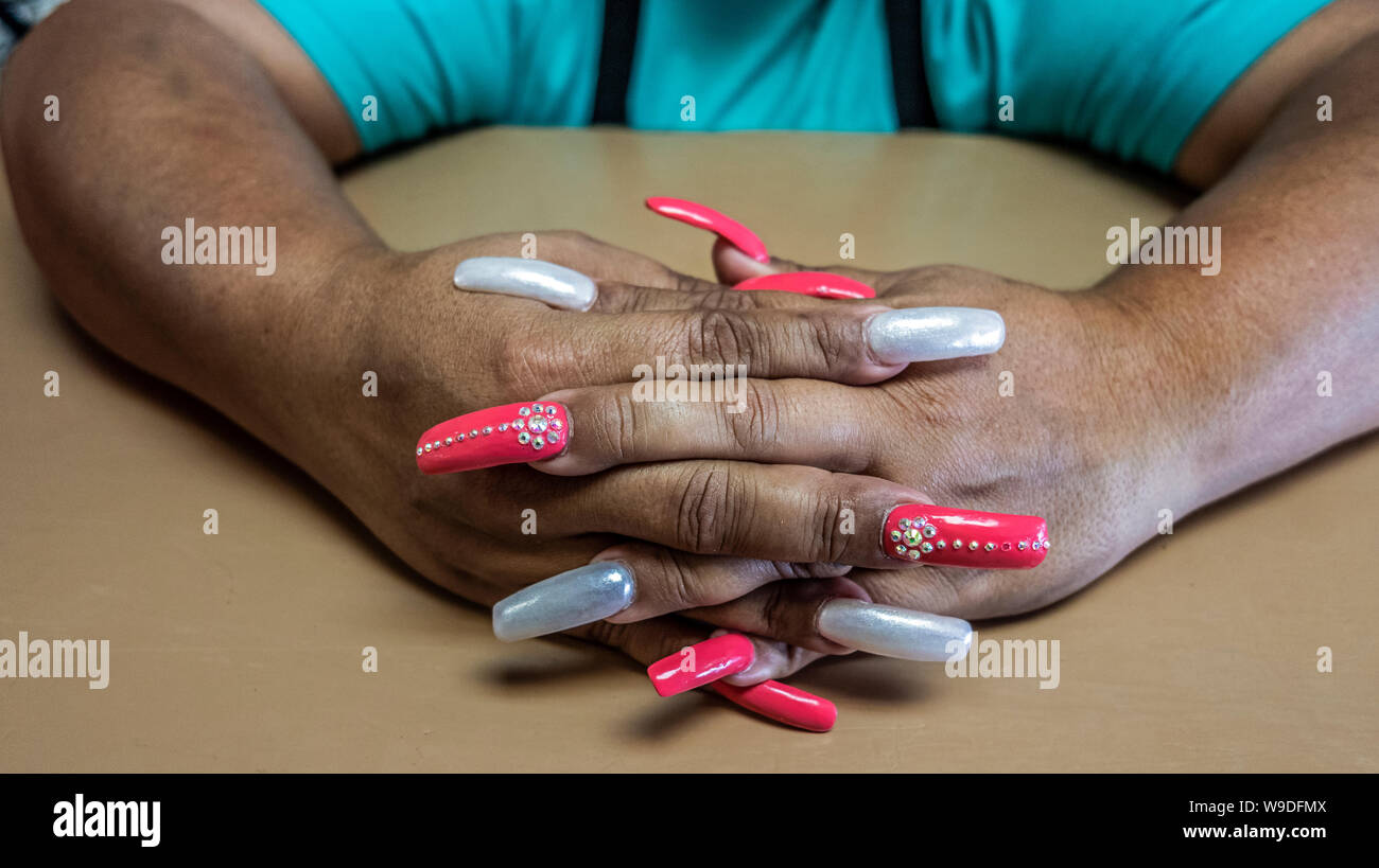 Femmina con acrilico colorato unghie finte Foto stock - Alamy