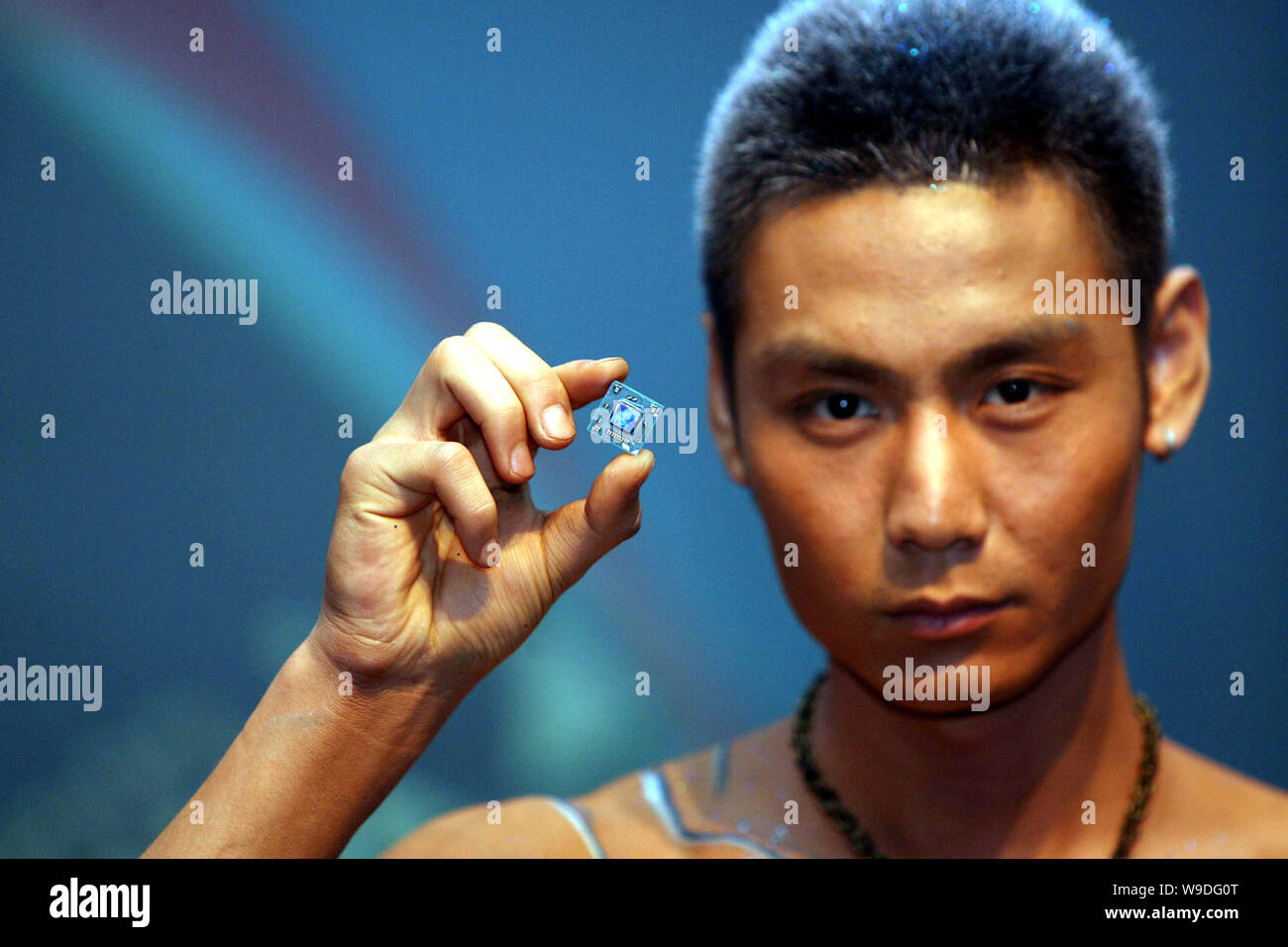 Un modello cinese visualizza CPU a 64 bit - NANO microprocessori realizzato da Taiwan produttore di semiconduttori tramite tecnologie nel corso di una cerimonia di lancio in B Foto Stock