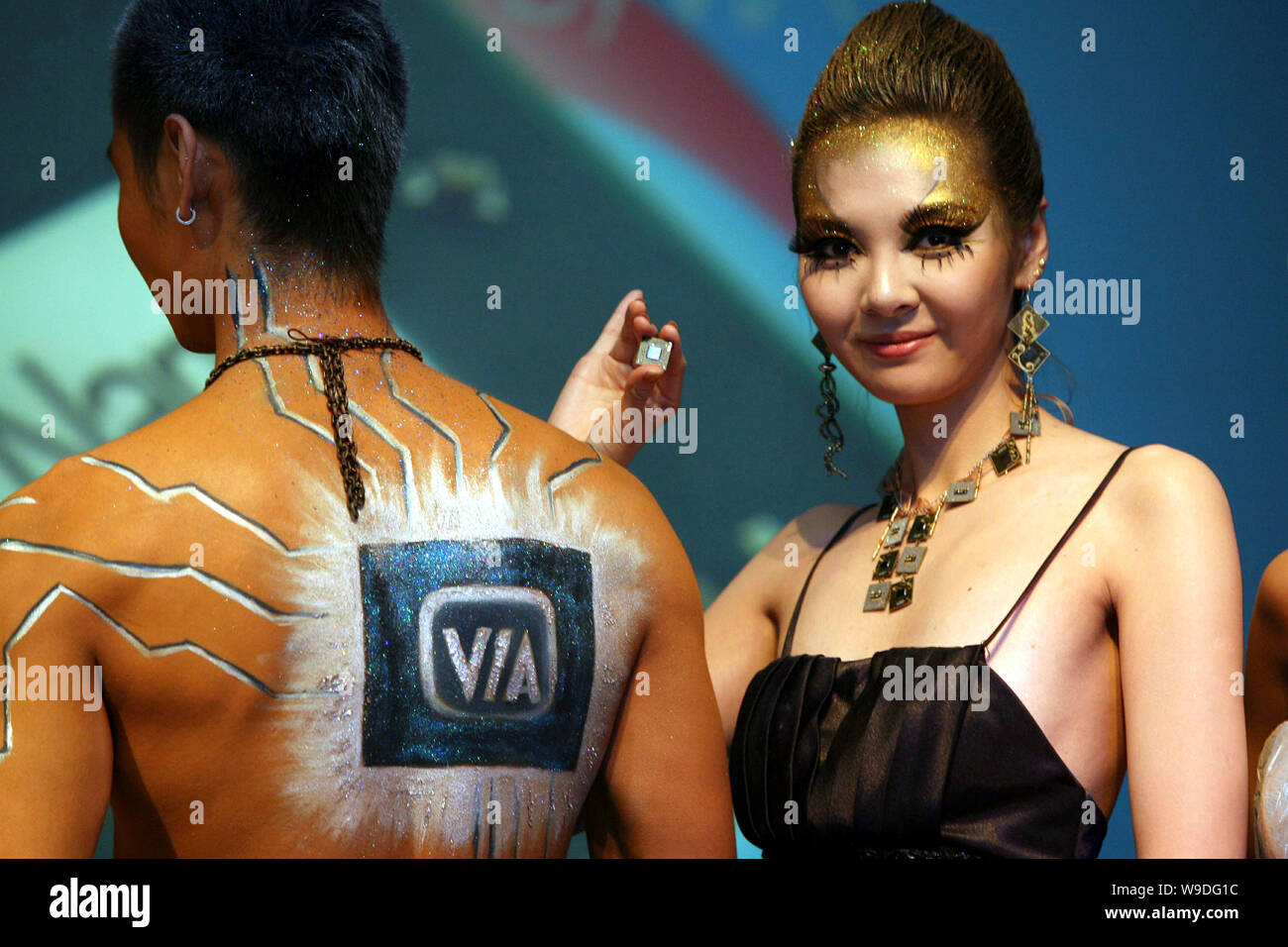 Modelli cinesi display 64-bit CPU - microprocessori nano fatta da Taiwan produttore di semiconduttori tramite tecnologie nel corso di una cerimonia di lancio in bei Foto Stock