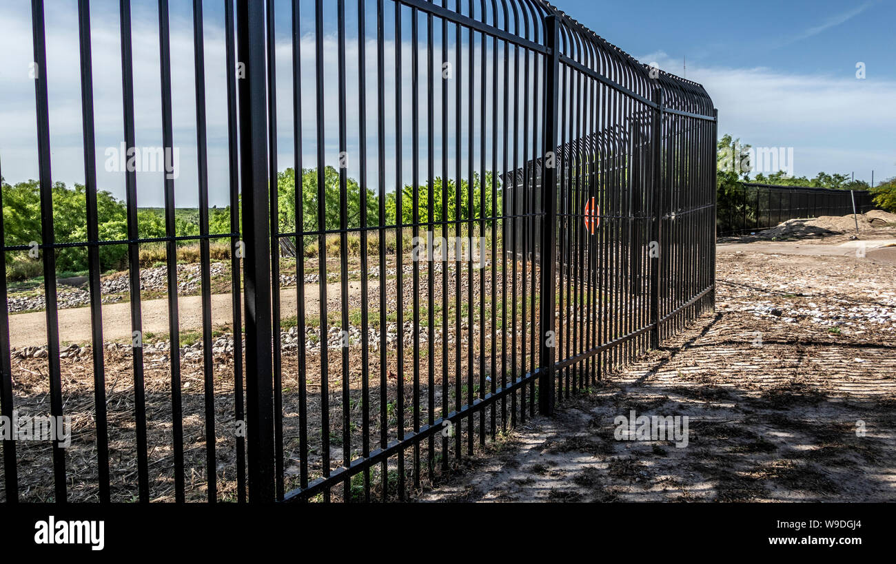 Una parte della recinzione di confine lungo il bordo di Laredo Community College campus dell nella città di Laredo in Texas Foto Stock