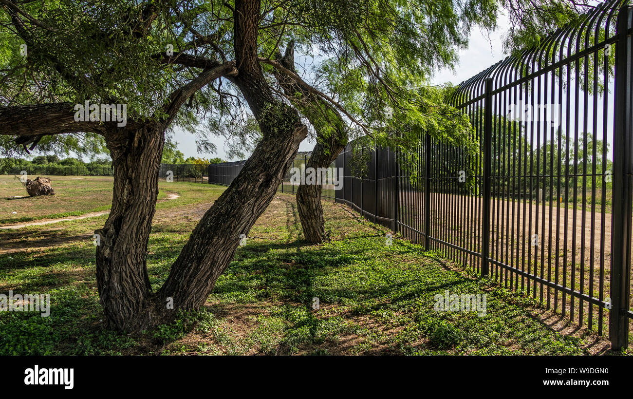 Una parte della recinzione di confine lungo il bordo di Laredo Community College campus dell nella città di Laredo in Texas Foto Stock