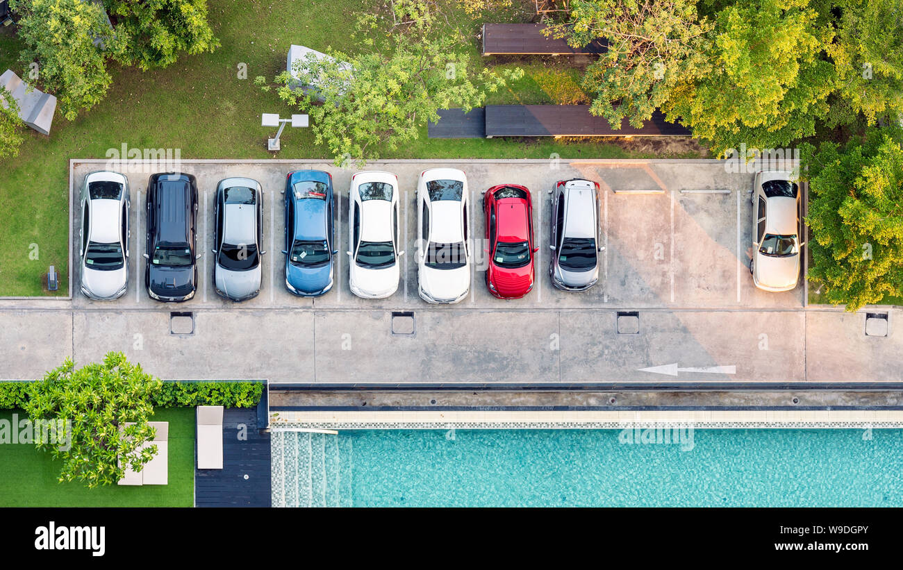 Vista superiore dell'area di parcheggio con piccolo giardino in edificio moderno Foto Stock
