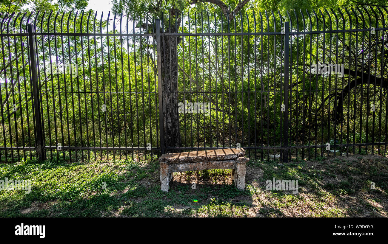 Una parte della recinzione di confine lungo il bordo di Laredo Community College campus dell nella città di Laredo in Texas Foto Stock