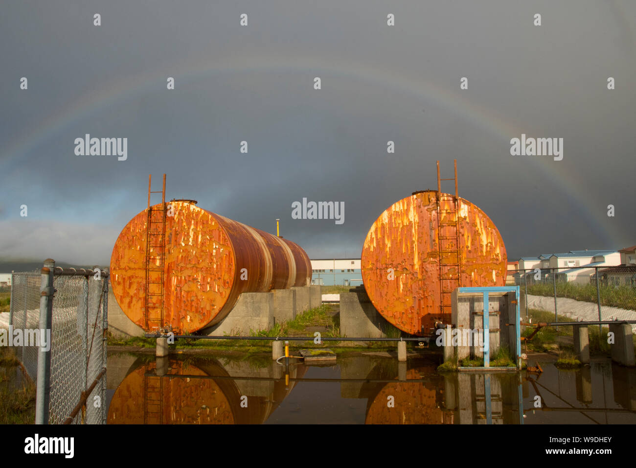 Rainbow su ruggine in serbatoi di carburante, Adak Island, isole Aleutian, Alaska Foto Stock