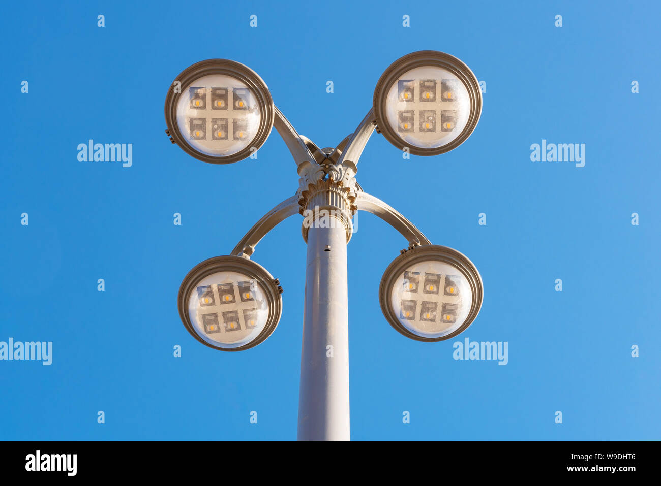 Illuminazione a LED nuovo polo technoly del sistema di illuminazione con cielo blu sulla strada esterna passerella. Foto Stock