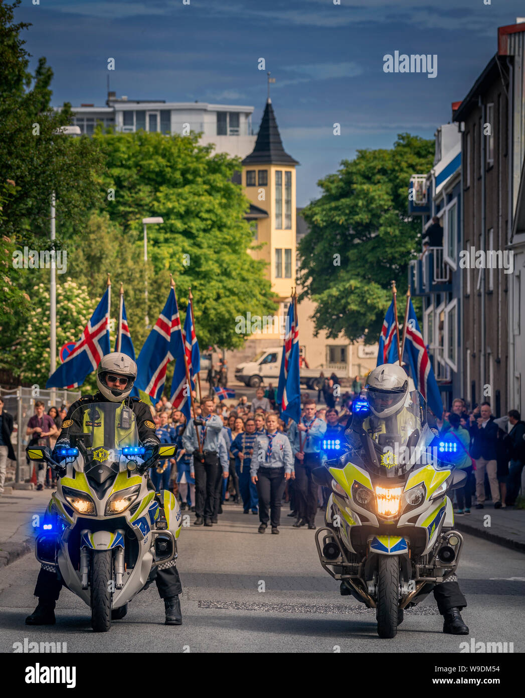 Scout di essere scortati dalla polizia islandese durante una parata che celebra il giorno di indipendenza, Reykjavik, Islanda Foto Stock