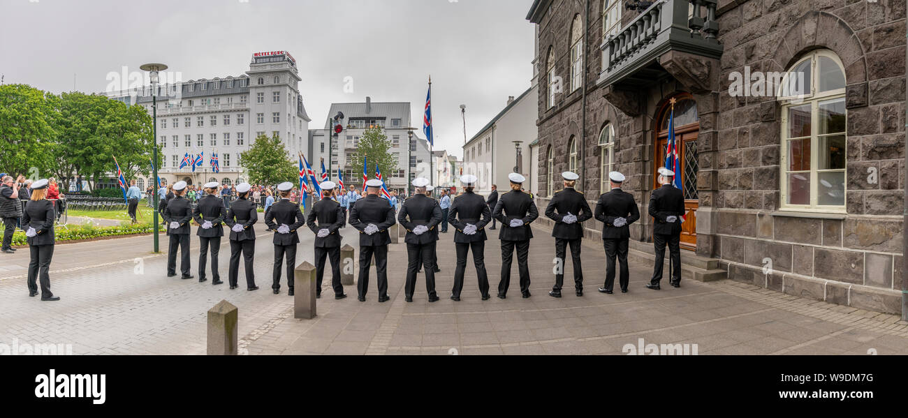 La polizia islandese vestiti in uniformi di formale, durante l'Islanda giorno dell indipendenza, Reykjavik, Islanda Foto Stock