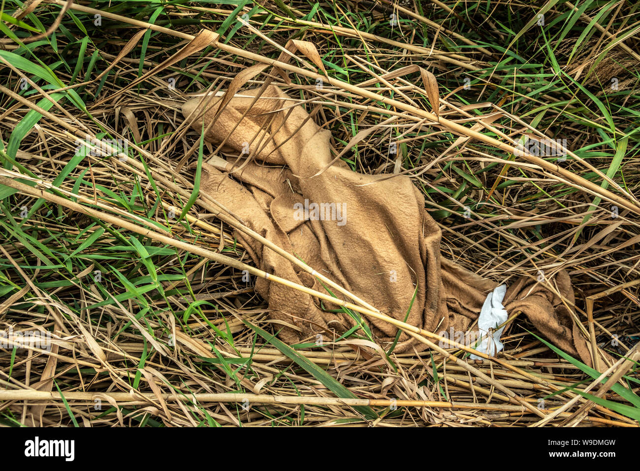 Gli oggetti lasciati alle spalle dai migranti attraversando il fiume Rio Grande dal Messico in America. Roman, Texas, Stati Uniti d'America Foto Stock