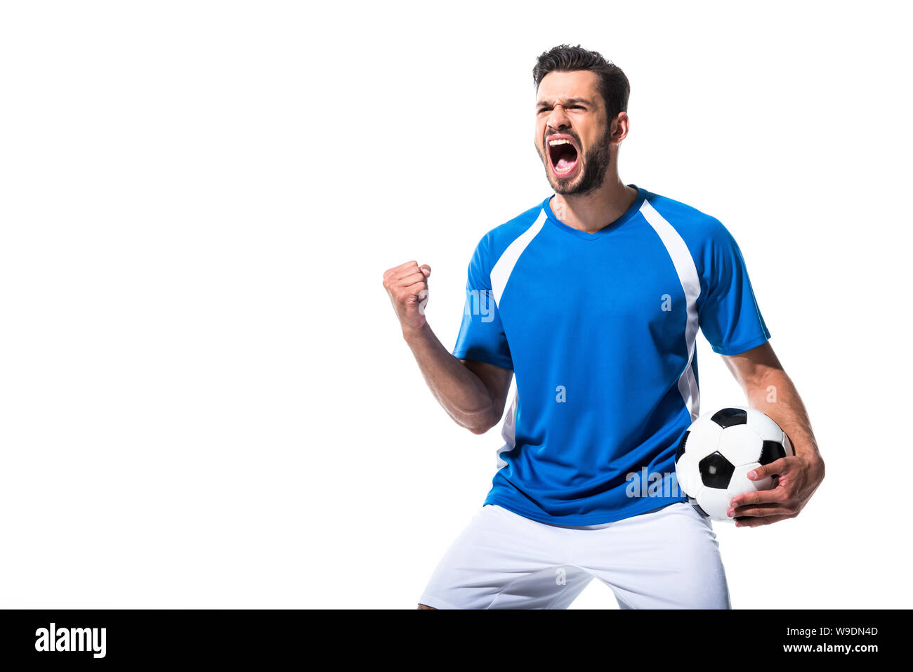 Entusiasta il Calciatore con la palla e rinserrata canto isolato su bianco Foto Stock