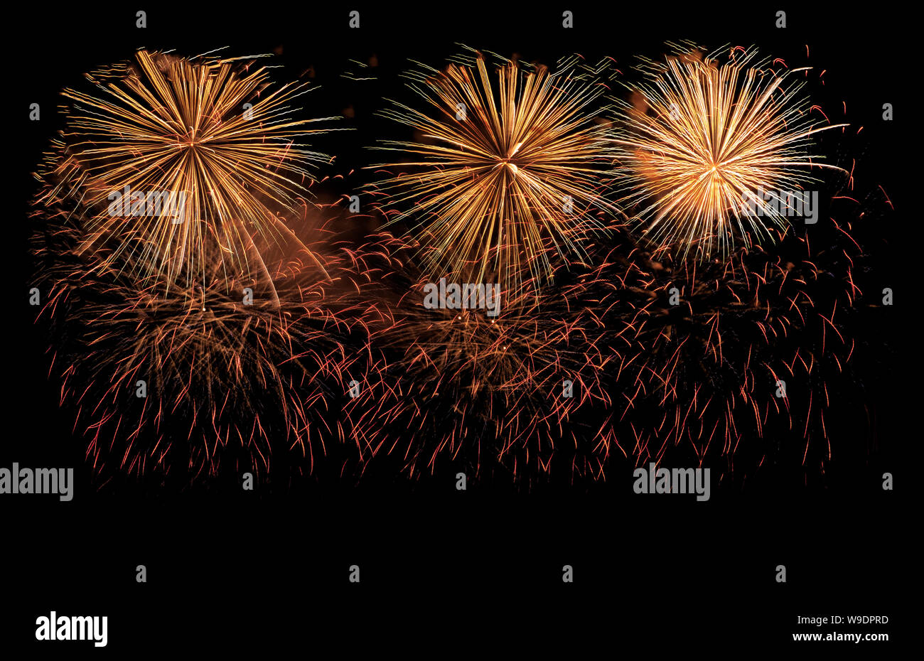 Golden fuochi d'artificio esplosione in festival annuale. isolato su sfondo Foto Stock