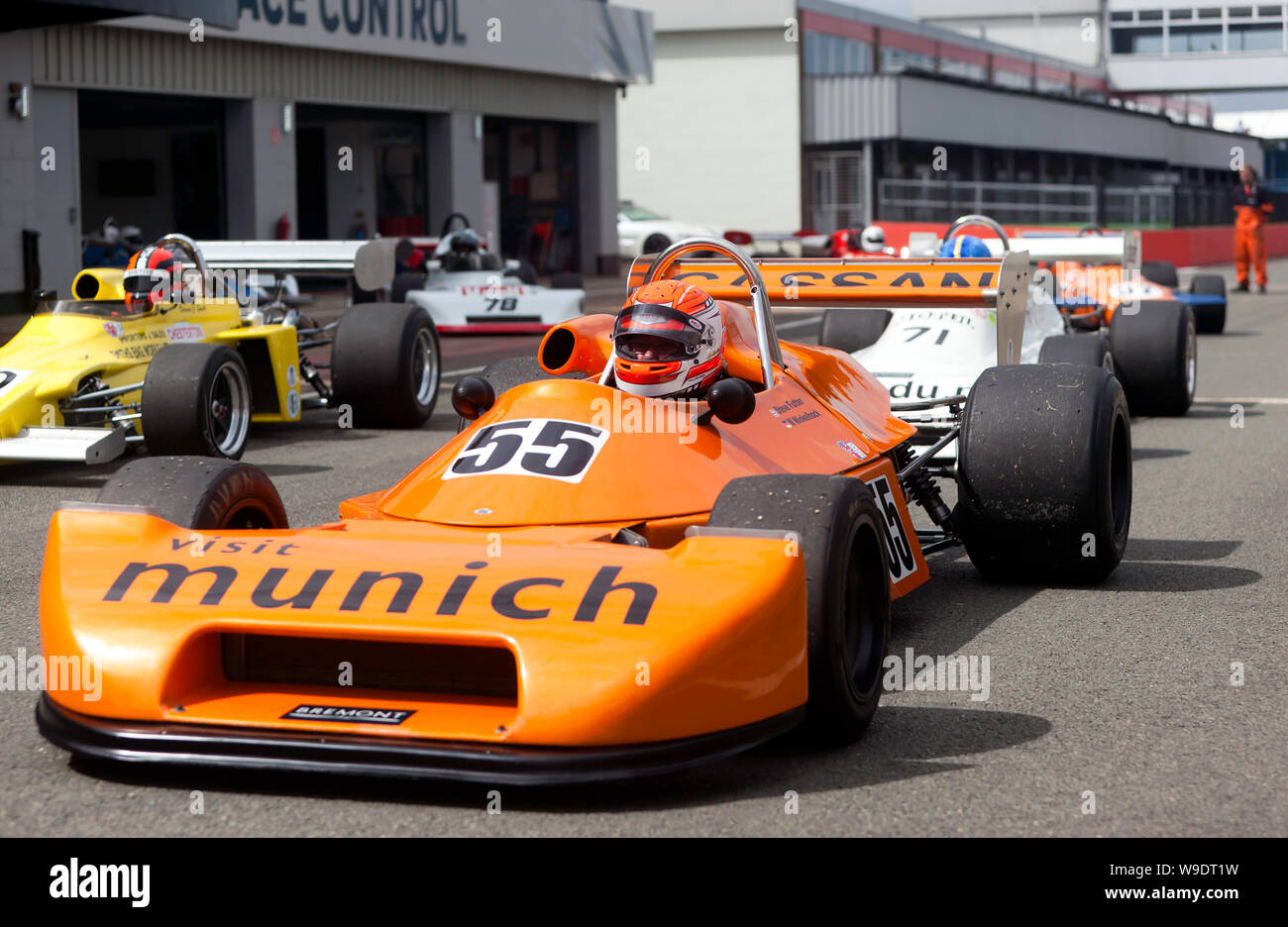 Stephen Futter alla guida della sua 1978, Ralt Rt1, giù per la National pit lane per partecipare alla sessione di qualifica per la HSCC storica Formula 2 auto Foto Stock