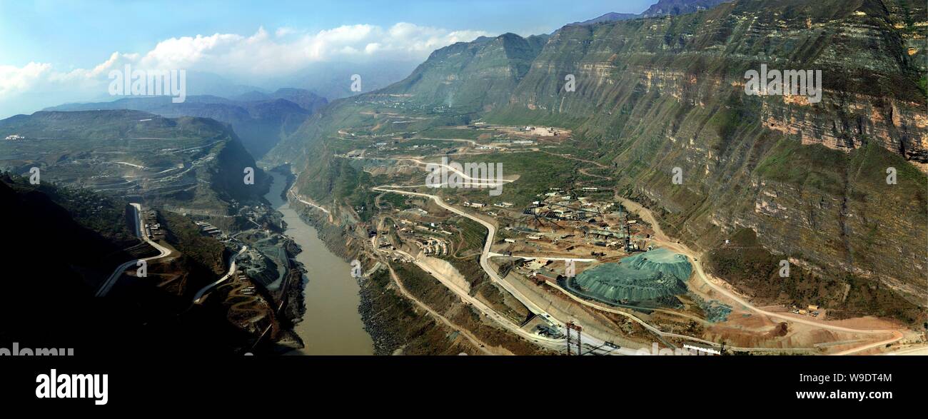 --FILE DI ARCHIVIO--Vista aerea del cantiere di Xiluodu stazione idroelettrica sul fiume Jinsha, il superiore raggiunge del Fiume Yangtze (Yangtse Ri Foto Stock