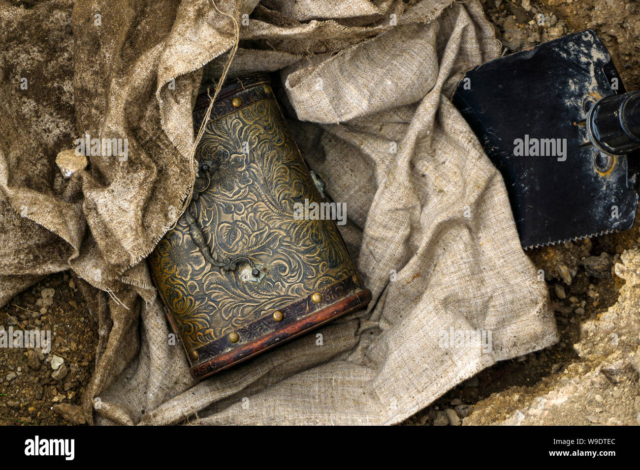 Torace Vintage distribuito da un fascio di tessuto scavato dal suolo e attrezzo di scavo in pit Foto Stock