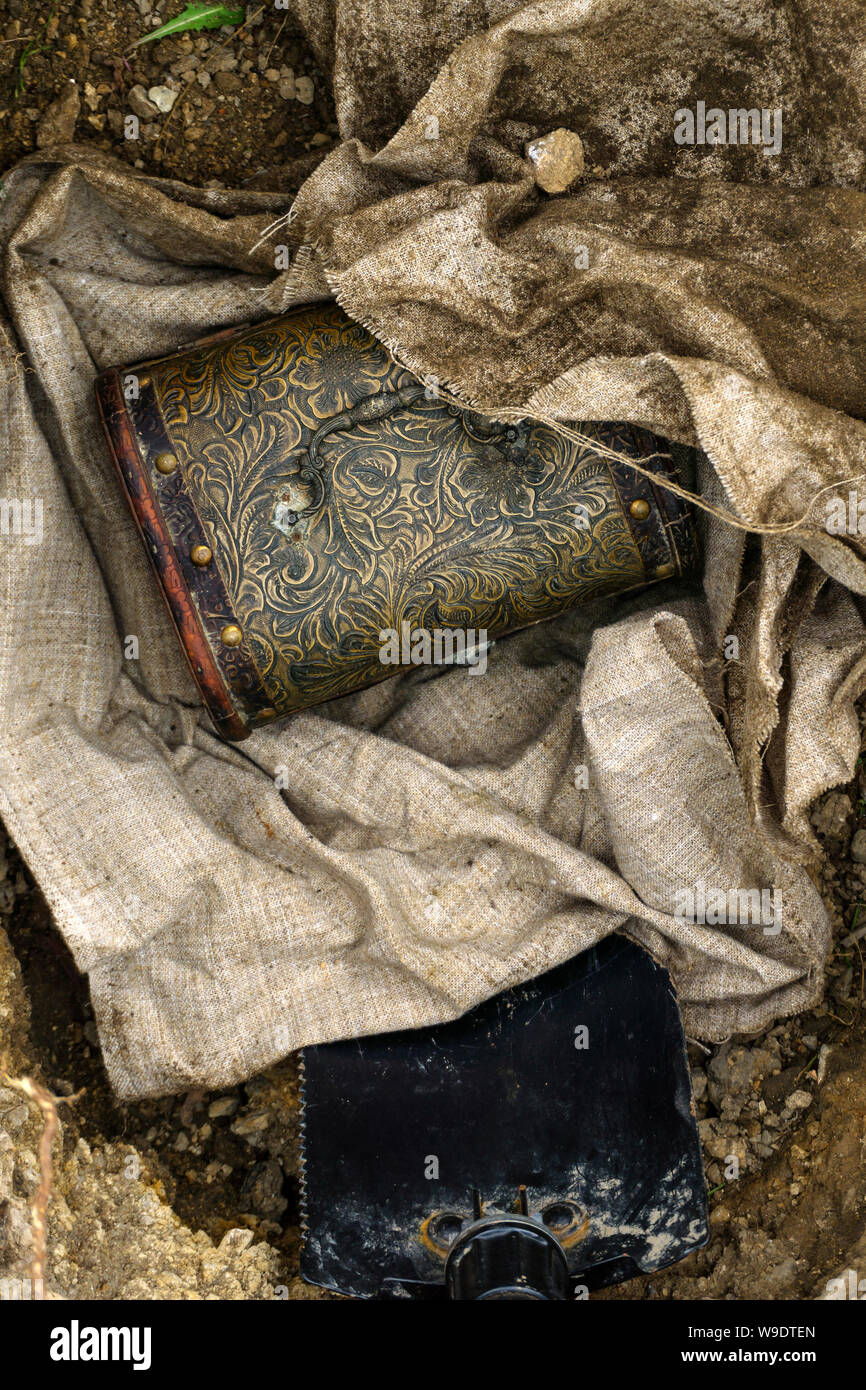 Torace Vintage distribuito da un fascio di tessuto scavato dal suolo e attrezzo di scavo in pit Foto Stock