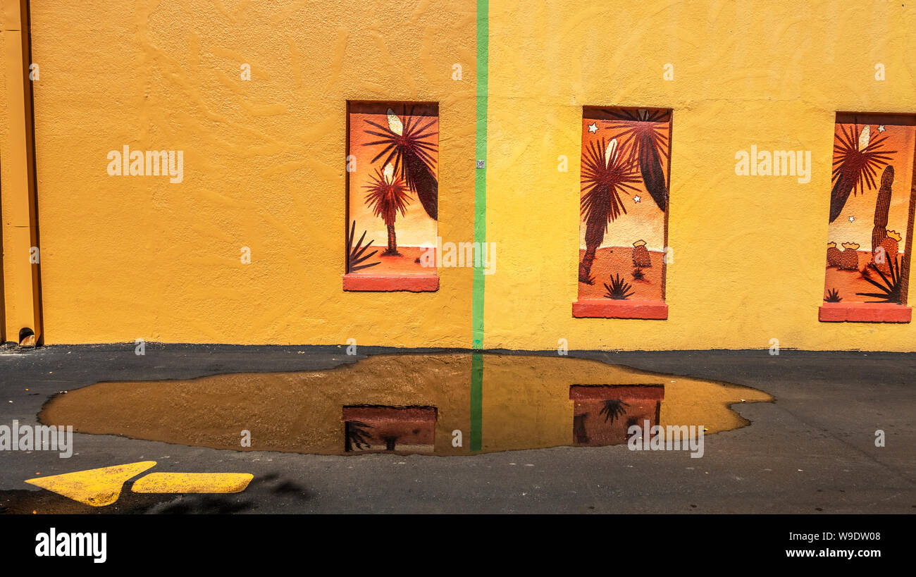 Pareti gialle, freccia gialla la segnaletica stradale e i murales, STATI UNITI D'AMERICA Foto Stock